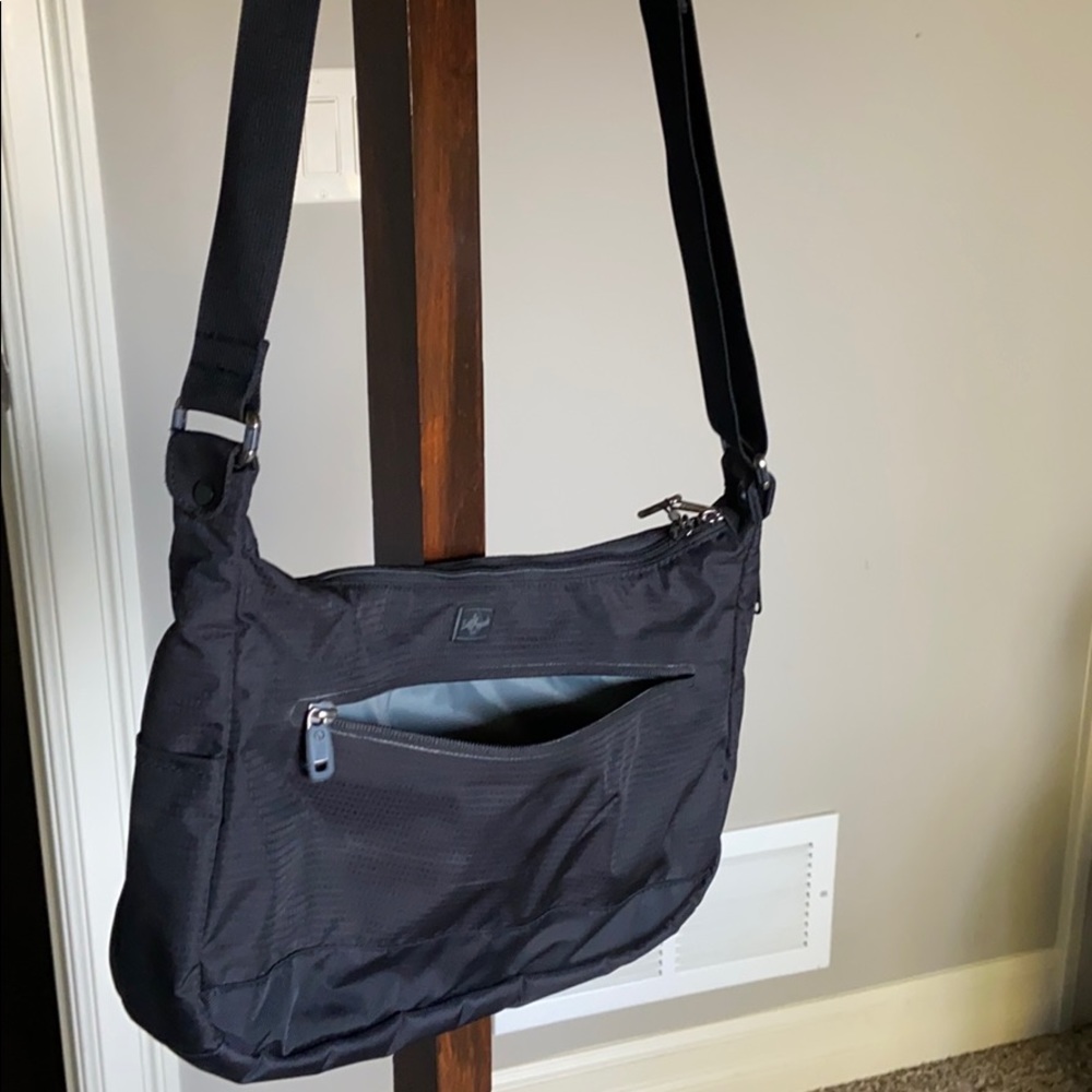 Travel adjustable strap bag